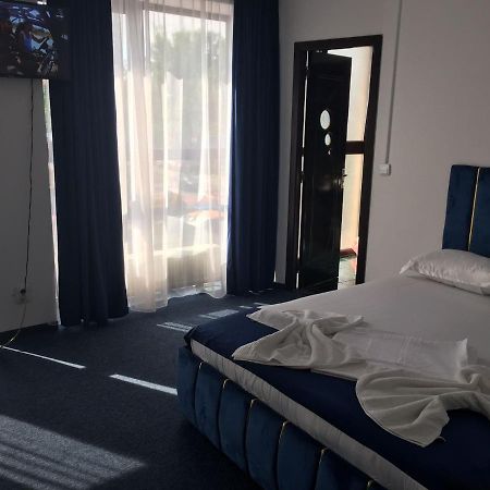 Hotel Blue Bukares Bagian luar foto