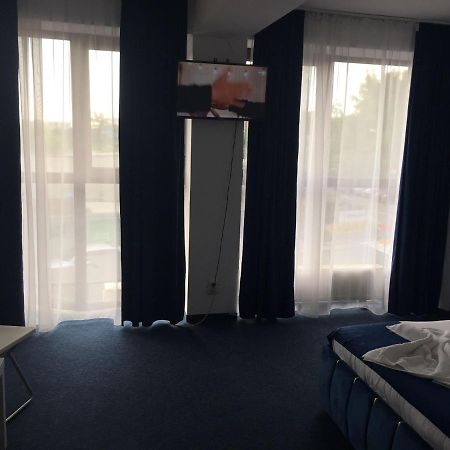 Hotel Blue Bukares Bagian luar foto