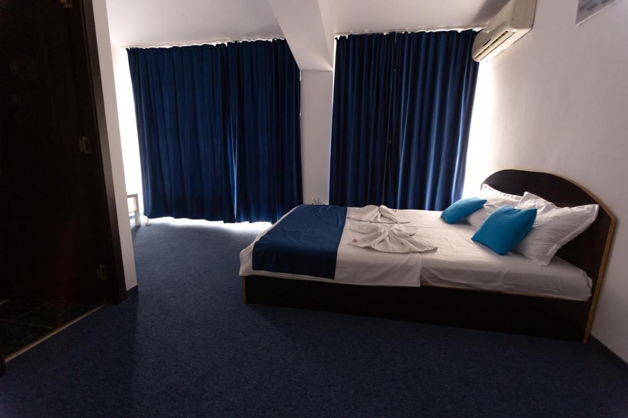 Hotel Blue Bukares Bagian luar foto