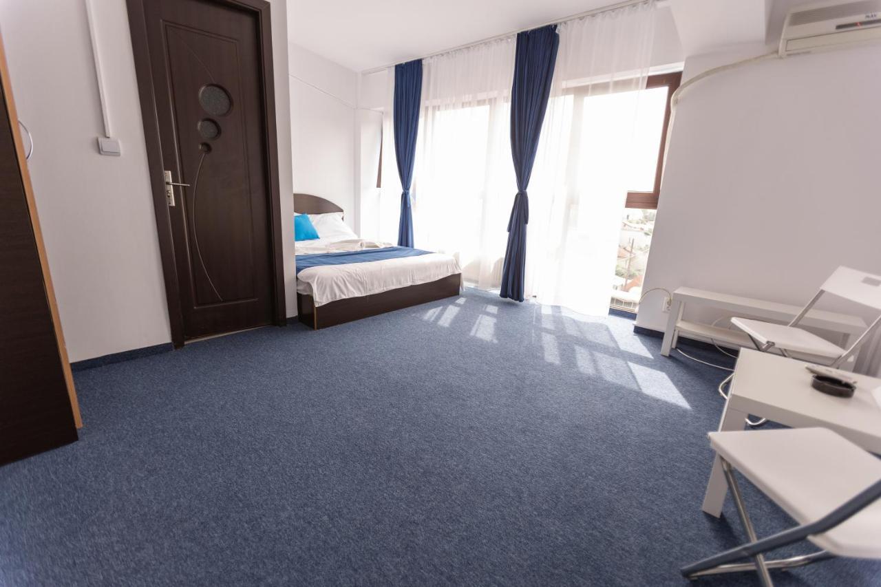Hotel Blue Bukares Bagian luar foto