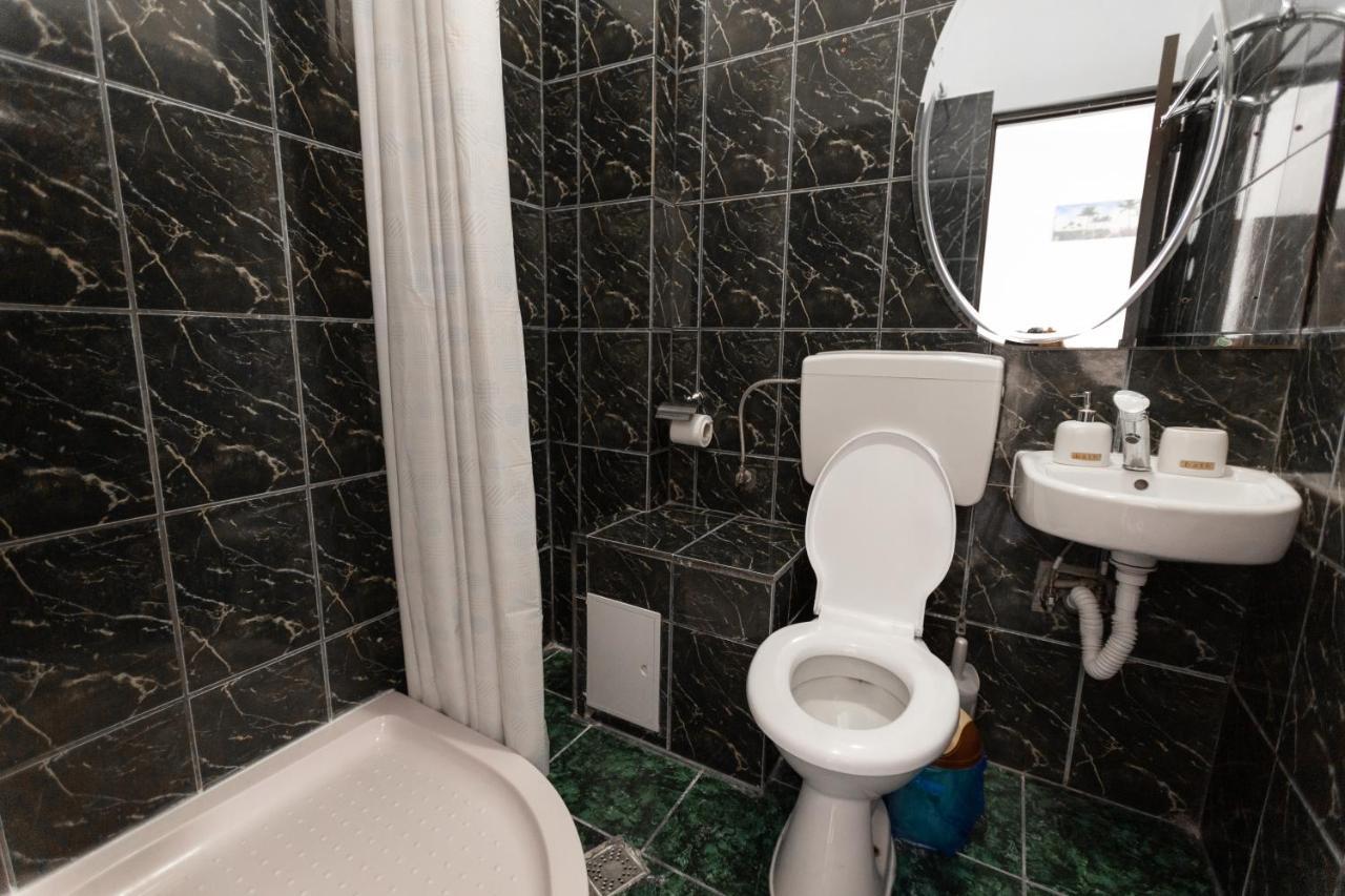 Hotel Blue Bukares Bagian luar foto