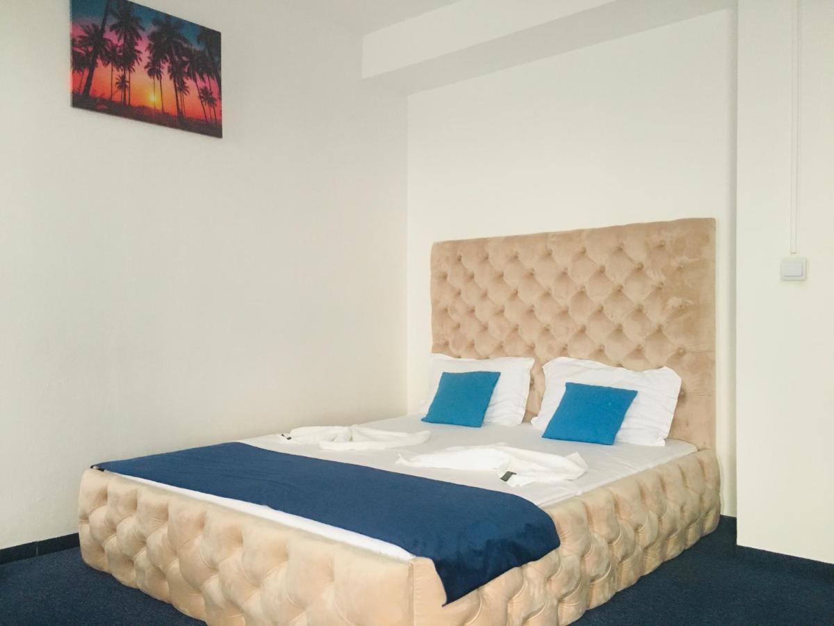 Hotel Blue Bukares Bagian luar foto