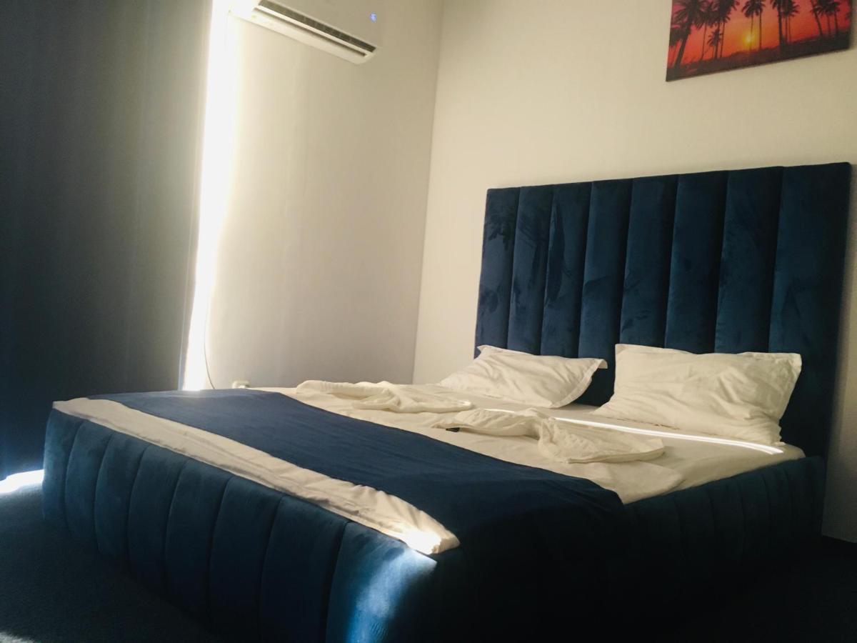 Hotel Blue Bukares Bagian luar foto