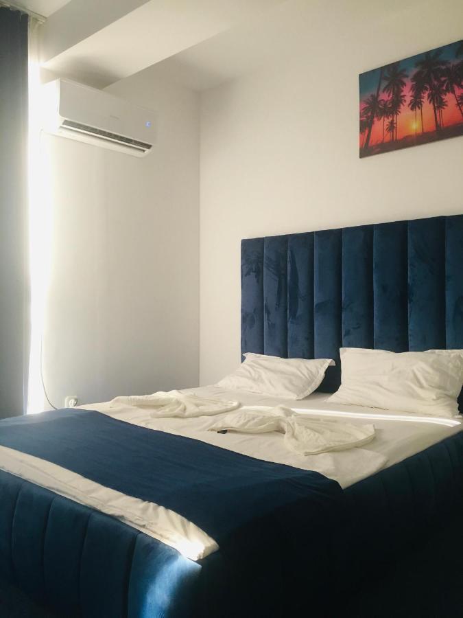 Hotel Blue Bukares Bagian luar foto