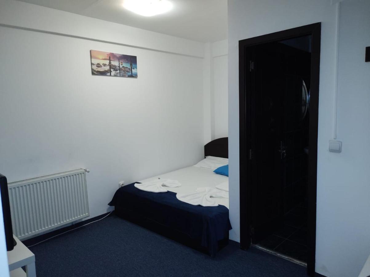 Hotel Blue Bukares Bagian luar foto