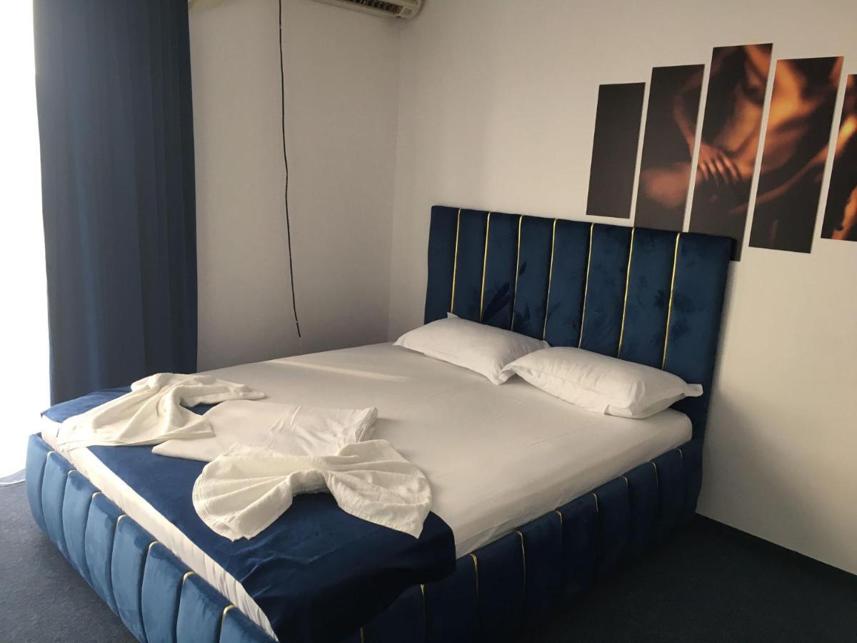 Hotel Blue Bukares Bagian luar foto