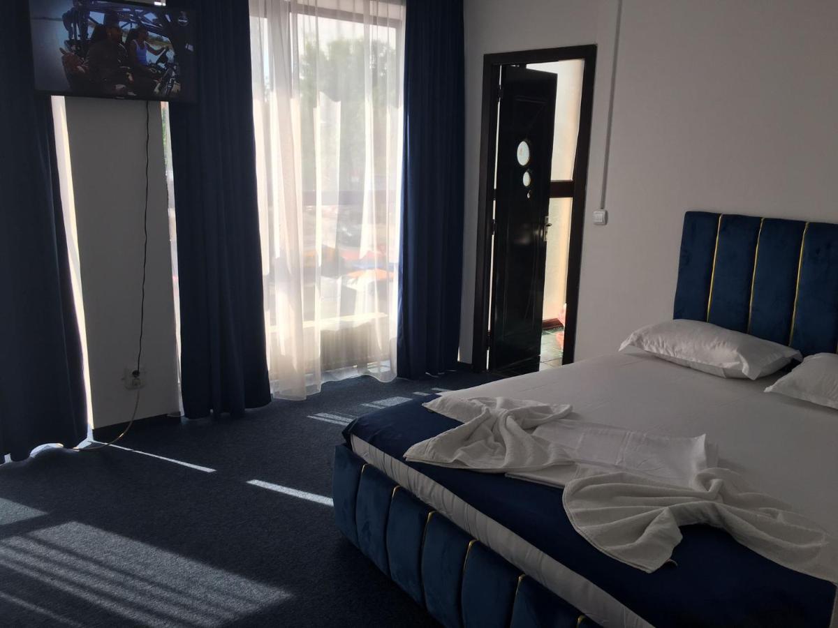 Hotel Blue Bukares Bagian luar foto