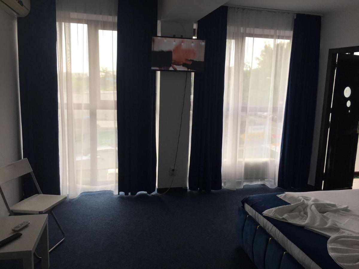 Hotel Blue Bukares Bagian luar foto