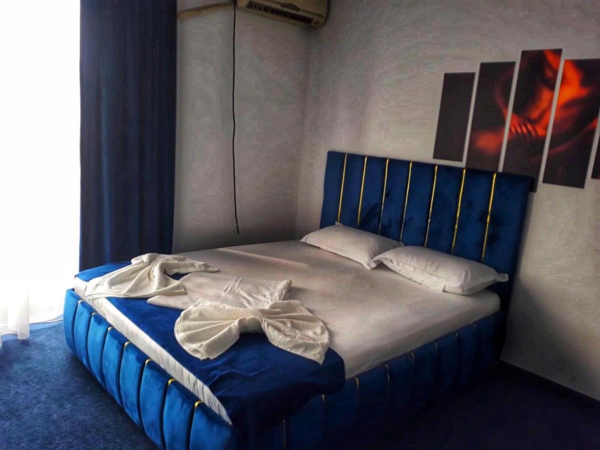 Hotel Blue Bukares Bagian luar foto